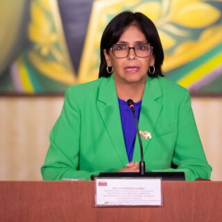 Η προσωρινή πρόεδρος της Βενεζουέλας ιδρύει επιτροπή για την απελευθέρωση του Μαδούρο