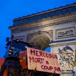 Αγρότες «σεργιανίζουν» με τρακτέρ στα Ηλύσια Πεδία [ΒΙΝΤΕΟ]