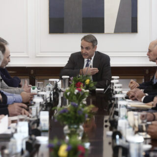 Σε εξέλιξη η κρίσιμη συνάντηση Κ. Μητσοτάκη – αγροτών στο Μέγαρο Μαξίμου