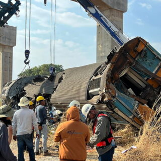 Ταϊλάνδη: 32 νεκροί από πτώση γερανού σε επιβατικό τρένο