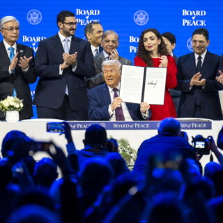 Νταβός: Ο Τραμπ υπέγραψε τον ιδρυτικό χάρτη του «Συμβουλίου Ειρήνης»