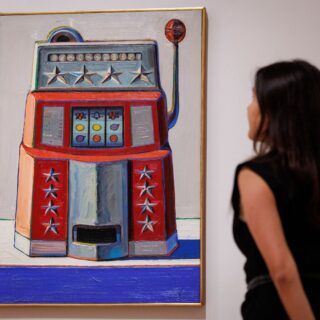 Γουέιν Τιμπό: Μια έκθεση-αντίδοτο στους ιλιγγιώδεις ρυθμούς της εποχής