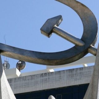 Σκληρή ανακοίνωση του ΚΚΕ για τη δήλωση του Κυριάκου Μητσοτάκη για την επέμβαση των ΗΠΑ στη Βενεζουέλα.