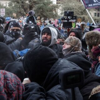 ΗΠΑ: Διαδηλωτές κατά της ICE διώχνουν κάπου δέκα ακτιβιστές της ακροδεξιάς από το κέντρο της Μινεάπολης