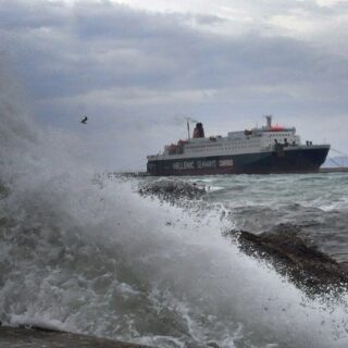 Προβλήματα σε ακτοπλοϊκά δρομολόγια λόγω των ισχυρών ανέμων