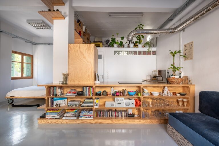 Μια μικρή κατοικία του '70 στα Χανιά μετατρέπεται σε νοσταλγικό studio