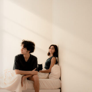 «Μικρές Ταπεινώσεις»: Η Νεφέλη Φασούλη και ο Πάνος Παπαδόπουλος συναντώνται επί σκηνής