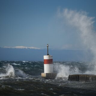 Θυελλώδεις άνεμοι «σαρώνουν» την Θεσσαλονίκη - Πτώσεις δέντρων και ζημιές