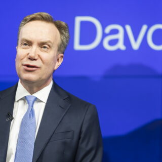 Σκάνδαλο Έπστιν: Παραιτήθηκε ο επικεφαλής του Παγκόσμιου Οικονομικού Φόρουμ