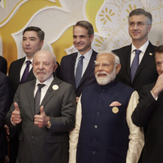 Σύνοδος για την ΤΝ στην Ινδία: Έκκληση για παγκόσμια πρόσβαση, κανόνες και δίκαιη κατανομή των οφελών