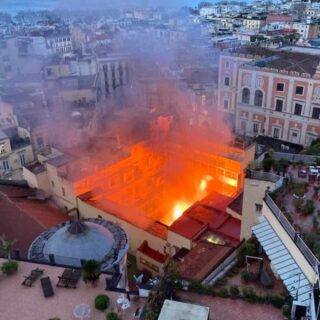 Πυρκαγιά κατέστρεψε το θέατρο Σανατζάρο της Νάπολης [ΒΙΝΤΕΟ]