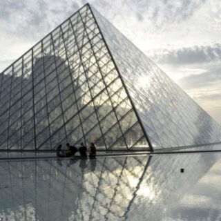 Σύλληψη 9 υπόπτων για απάτη ύψους 10 εκατ. ευρώ με την έκδοση εισιτηρίων για το Λούβρο και τις Βερσαλλίες