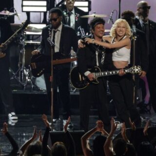 Το APT των Bruno Mars και Rose ανακηρύχθηκε το τραγούδι με τις περισσότερες πωλήσεις το 2025