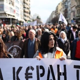 Μαζική συμμετοχή χιλιάδων ανθρώπων στη συγκέντρωση στη Θεσσαλονίκη για τα τρία χρόνια από την τραγωδία στα Τέμπη