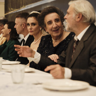 “Τζένη Τζένη”: Πρώτες φωτογραφίες από την πολυαναμενόμενη παραγωγή σε σκηνοθεσία Νίκου Καραθάνου