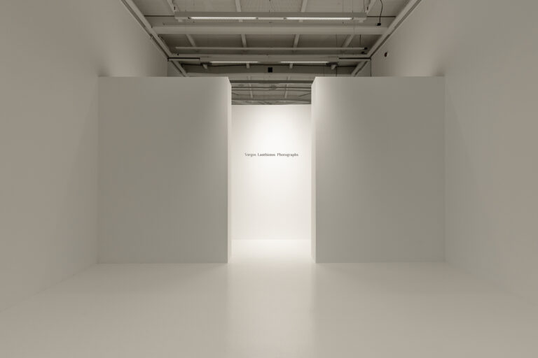 Όταν ο Γιώργος Λάνθιμος φωτογραφίζει τον κόσμο (του)