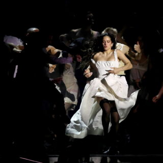 Η Rosalía ως σύγχρονη Αφροδίτη, με την υπογραφή του Δημήτρη Παπαϊωάννου