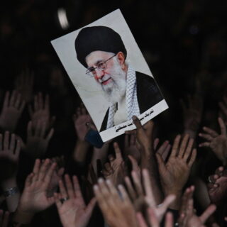 Ιράν: Αναβλήθηκε η κηδεία του αγιατολάχ Αλί Χαμενεΐ
