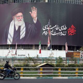 Ιράν: Υπέκυψε στα τραύματά της η σύζυγος του Χαμενεΐ