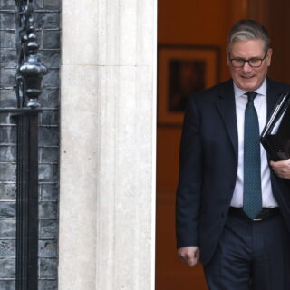 Πόλεμος στη Μέση Ανατολή: Η Βρετανία ακροβατεί σε τεντωμένο σχοινί