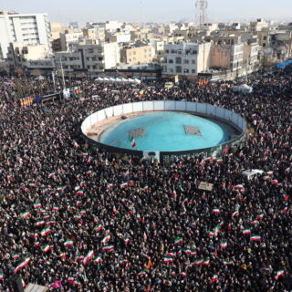 Ιράν: Χιλιάδες άνθρωποι συγκεντρώθηκαν στην Τεχεράνη υπέρ του νέου ανώτατου ηγέτη
