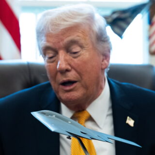 ΗΠΑ: Ο Τραμπ απειλεί με αποχώρηση από τα Στενά του Oρμούζ