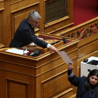 Βουλή: Παρέδωσε την έδρα του ο Οδυσσέας Κωνσταντινόπουλος