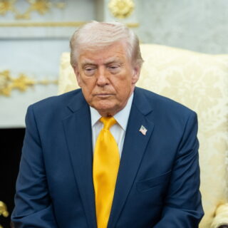 Ο Ντόναλντ Τραμπ «παγώνει» τις επιθέσεις σε ενεργειακούς στόχους του Ιράν