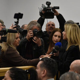 Τέμπη: Οι συγγενείς των θυμάτων διαμαρτύρονται για τις συνθήκες διεξαγωγής της δίκης