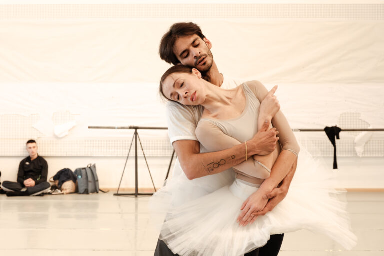 Constantine Allen: «Πρέπει να είμαστε δίκαιοι. Δεν κάθεται κάθε οικογένεια στο τραπέζι συζητώντας για μπαλέτο και όπερα»