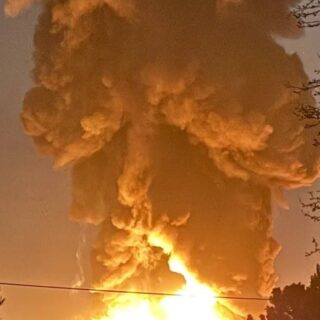 Ιράν: Απόκοσμες εικόνες μετά το χτύπημα στις πετρελαϊκές εγκαταστάσεις