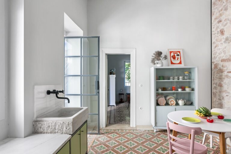 Ένα παλιό σπίτι στον Κεραμεικό μεταμορφώνεται σε δύο φωτεινές κατοικίες γεμάτες χαρακτήρα