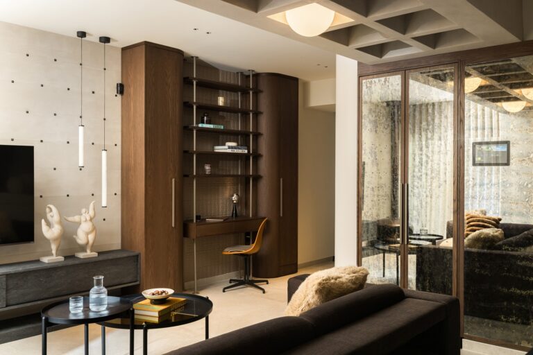Άνεση και ειδικά σχεδιασμένη υλικότητα σε μια σύγχρονη κατοικία στη Θεσσαλονίκη