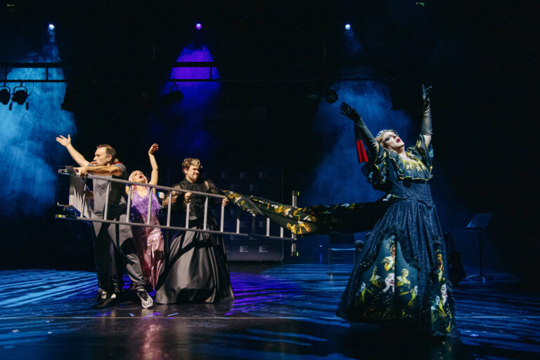 «Viva la mamma!»: ο Μάριος Σαραντίδης και η Δάφνη Δαυίδ, «μάνα» και κόρη, εξομολογούνται