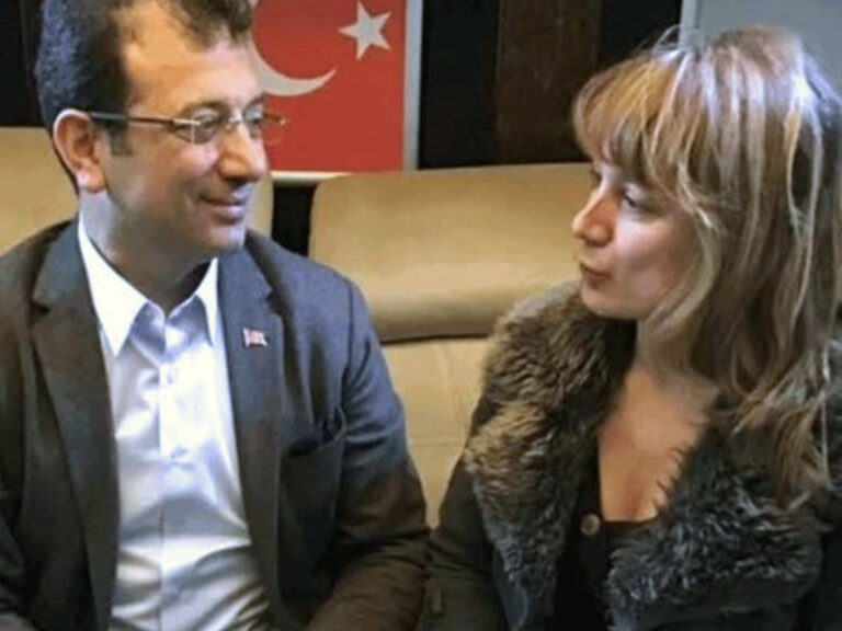 Εκρέμ Ιμάμογλου κατά τη διάρκεια συνέντευξης με την Ιωάννα Κλεφτόγιαννη, το 2018 στην Κωνσταντινούπολη.
