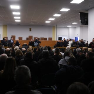 Δίκη για τα Τέμπη: Σφοδρές αντιδράσεις για την αίθουσα, διεκόπη η συνεδρίαση
