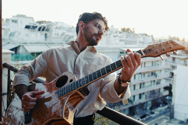 Ο Papazó δεν μπορεί χωρίς την Ιατρική. Ούτε χωρίς τη μουσική.