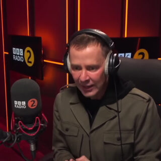 Εκτός BBC ο Σκοτ Μιλς: Στο φως η έρευνα της αστυνομίας για σεξουαλική κακοποίηση ανηλίκου