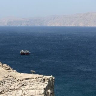 Τρία πλοία δέχθηκαν επίθεση στα Στενά του Ορμούζ