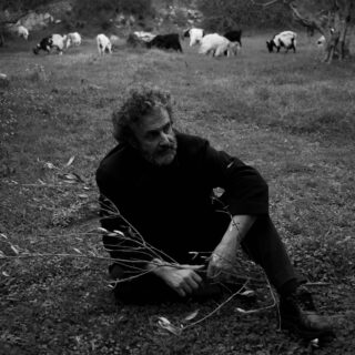 Ο Ψαρογιώργης σόλο στην παράσταση «Χώμα»