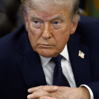 ΗΠΑ: Οι αυξήσεις στα καύσιμα «καίνε» τον Τραμπ πριν τις ενδιάμεσες εκλογές