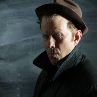 Massive Attack και Tom Waits μόλις κυκλοφόρησαν το πιο ισχυρό αντιπολεμικό τραγούδι των τελευταίων ετών