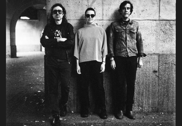 A Place to Bury Strangers: Από τα DIY pedals στο χάος της σκηνής