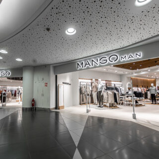 Ο όμιλος Φαΐς επανατοποθετεί δυναμικά την MANGO στο River West με ένα πλήρως ανανεωμένο κατάστημα