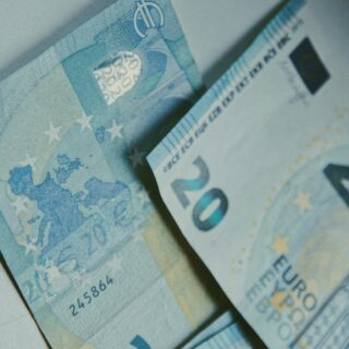 Σε ισχύ από σήμερα η αύξηση στον κατώτατο μισθό