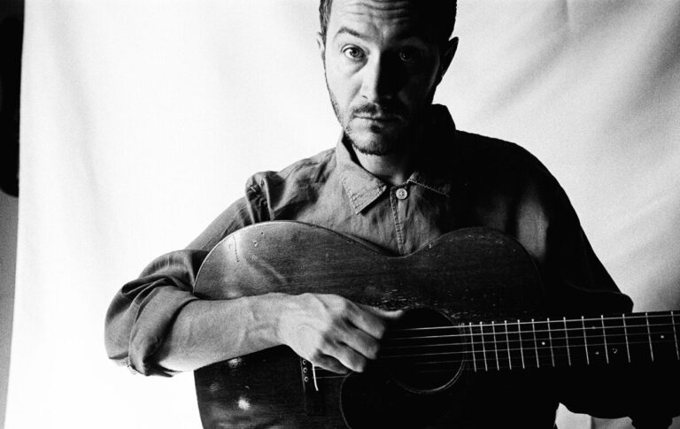 Ο Tom Smith στην Ελλάδα! Μια φωνή για τις νύχτες της πόλης!