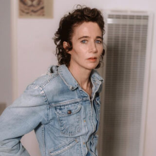 Η Μιράντα Τζουλάι μας προκαλεί να ξανασκεφτούμε τον θεσμό του γάμου και της οικογένειας