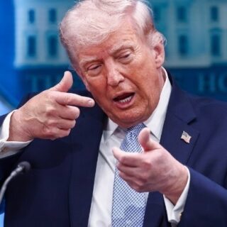 Ντ. Τραμπ: Όποιο ιρανικό πλοίο πλησιάζει το Στενό του Ορμούζ θα «εξουδετερώνεται αμέσως»