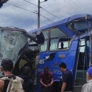 Λεωφορείο έπεσε σε χαράδρα στον Ισημερινό