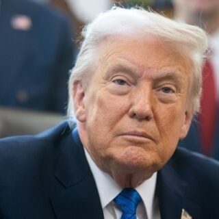 Τραμπ: Το Πολεμικό Ναυτικό των ΗΠΑ άνοιξε πυρ κατά ιρανικού φορτηγού πλοίου στον Κόλπο του Ομάν και το έθεσε υπό τον έλεγχο του